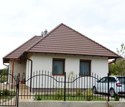úthálózattal rendelkezik, a telkek a szőlők
