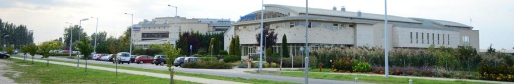 sétányával, szolgáltatóházával, üzleteivel, valamint