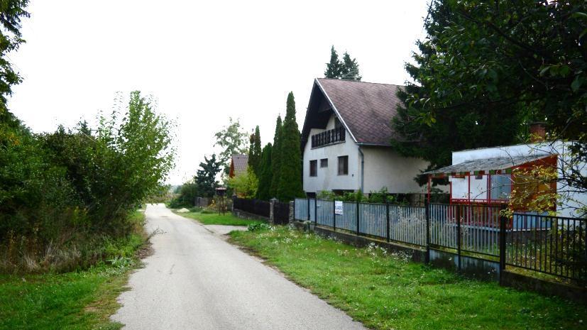párhuzamosan javasolt elhelyezni, lehetőség