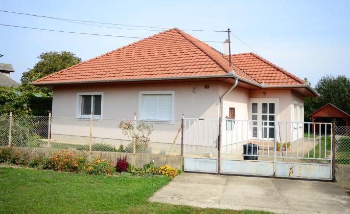 alapfokú ellátó, gazdasági épület is található ezen a