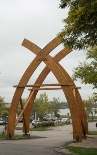 követő utcaelrendezéssel, megfelelő szabályozási szélességgel, egységes