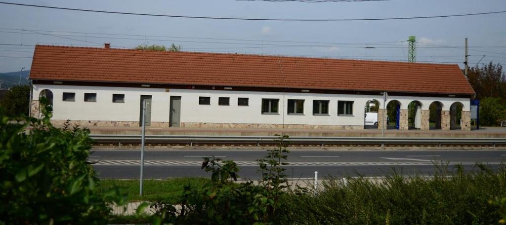 illetve a vasútvonal zárja közre.