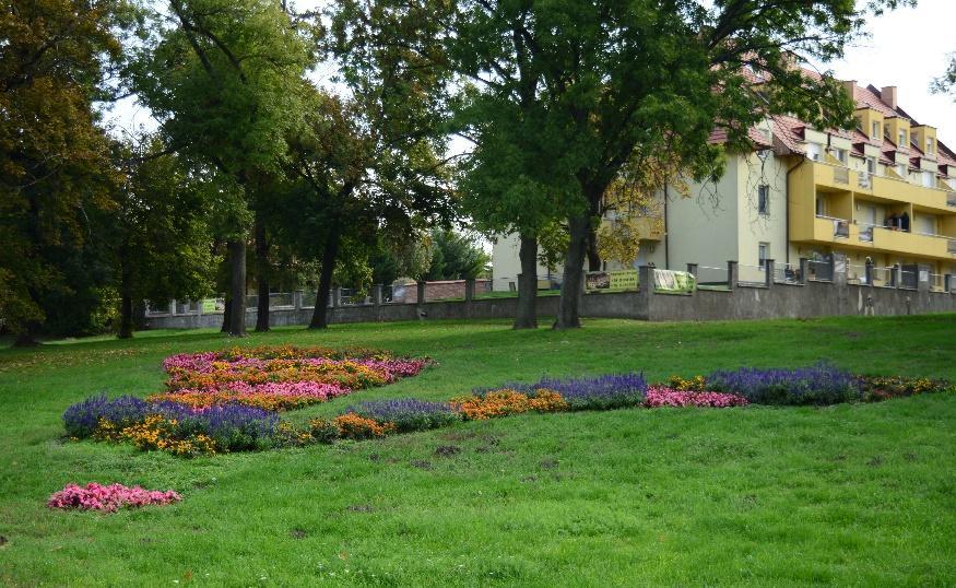 az utcák mindkét oldalára.