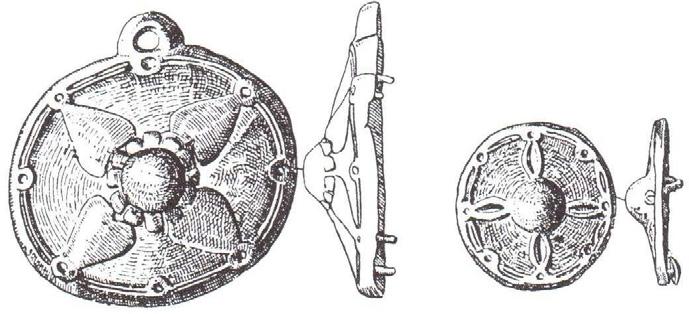 2 1. kép: Lószerszámdíszek a zselickislaki sírból (Hampel 1907, 37. nyomán) valamint közzé is tette azokat, az érméket pedig Börzsönyi Arnold publikálta.