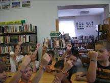 Csapókerti könyvtár 2012. június 13. A gyereknapon vidám nyelvi vetélkedő zajlott a könyvtárban. Tréfás versikék, találós kérdések szórakoztatták a gyerekeket.