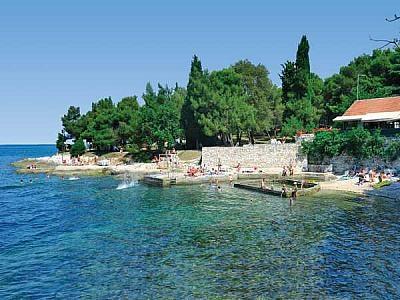 Porec Laguna Bellevue **** közvetlenül a tengerparton, kékzászlós strand, free Wifi a közösségi helyeken, Helyi besorolás: 4* Fekvése: a szálloda a Plava Laguna üdülőtelepen, közvetlen a