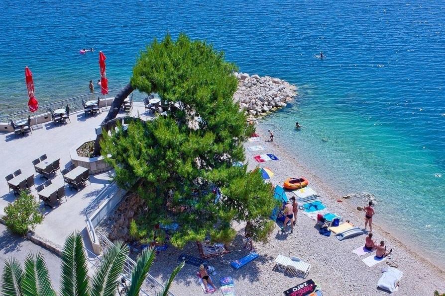 MAKARSKA RIVIÉRA (Makarska, Tucepi, Podgora) KÖZÉP-DALMÁCIA Makarska riviéra Budapest Makarska: kb 800 km A Makarskai Riviéra legfontosabb jellemzői: kedvező éghajlat, a napsütéses órák magas száma,