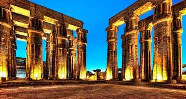 NAP: KAIRÓ / LUXOR: Reggeli után egész napos kairói városnézés: Piramisok, Szfinx, Völgy-templom, papirusz- és parfümüzem, valamint az Egyiptomi Múzeum meglátogatása.