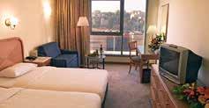 Szobák: A szálloda elegánsan berendezett szobáinak mindegyike légkondicionált, Tv-vel, telefonnal kis hűtővel, tea