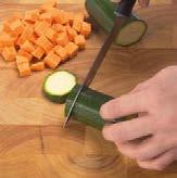 Vágja a zöldségeket kicsi darabokra és tegye őket a kehelybe. 4.