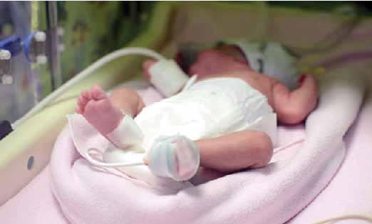 Healthy baby born to brain-dead mom in Hungary BUDAPEST - A baby s life was saved and four other people got a new lease on life from the organs of a brain-dead woman, the medical center of University