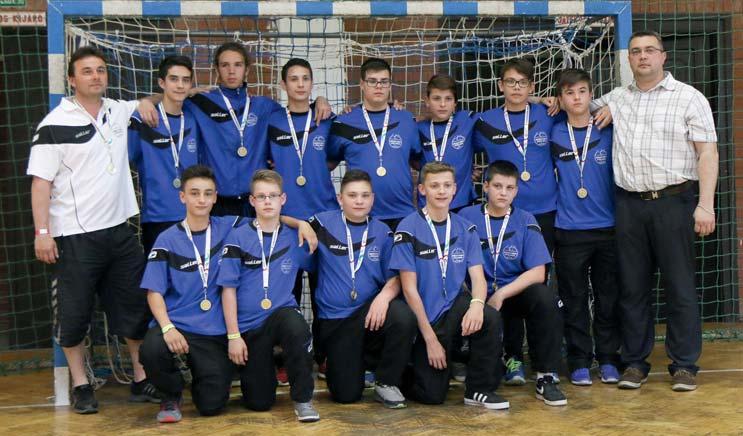 2 IV. évfolyam 2. szám Folytatás a 1. oldalról a csapathoz, Sebestyén Csaba kölcsön szerződéssel Komlóról, Mezei Richárd Bendegúz Szegedről, illetve Pajkó László Balmazújvárosból.