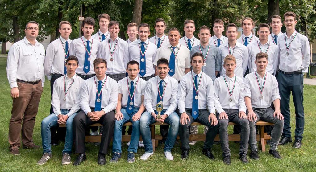 IV. évfolyam 2. szám 3 Ezüstérmes junior csapat A Békés-Drén KC junior csapata a második helyen zárta az NBI/B-s keleti junior bajnokságot.