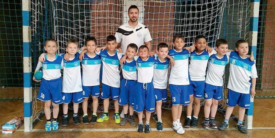 óvodásoknak. Ezek a gyerekek, akik elvégzik az előkészítőt, nagy részben folytatják a sportfoglalkozást, így ők teszik ki a Békési FKC U7-U8-as csapatát.