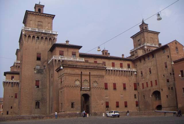 Castello Estense di Ferrara Foto Melinda B. Tamás-Tarr Castello Estense di Ferrara Foto Melinda B. Tamás-Tarr difensiva e di altre tre torri.