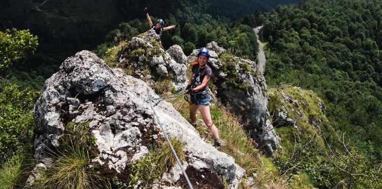 erőkkel borított hegyoldalakkal illetve a tarka erdei tisztásokkal, melyek ritka virágfajtáktól illatoznak.