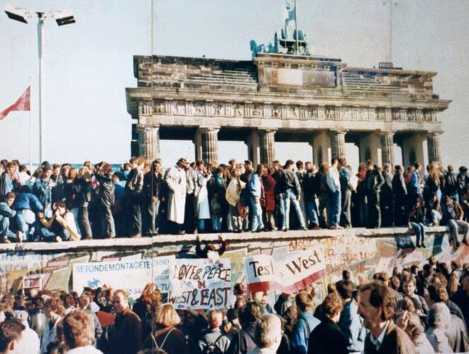 MagyarOK B1+ munkalapok 12 Európa átalakulóban: a berlini fal leomlása 1981-ben Görögország csatlakozik az EU-hoz. 1986: Spanyolország és Portugália is belép az Unióba. 1989.