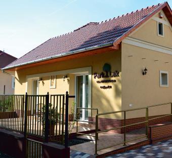 A vendégház Makó belvárosában, a Petőfi Park közvetlen szomszédságában, a Hagyma kum Gyógyfürdőtől és az autóbusz állomástól mindössze