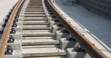 Vasúti betonaljak A vasúti pályák felépítményszerkezetéhez tartozó aljak szerepe a nyomtávolság biztosításában, a sínek alátámasztásában, azok eldőlésének biztosításában illetve a vágányt érő hossz-