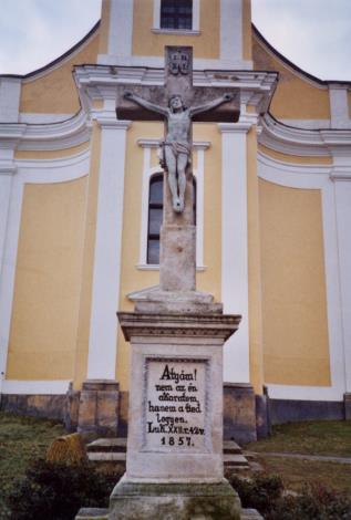 Szabadonálló, egyhajós, félköríves szentélyzáródású, homlokzati tornyos templom, a