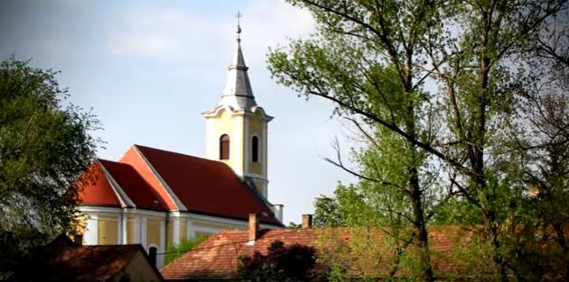 A toronytestet a hajó sarkaival íves homlokfal köti össze, a homlokzat sarkain