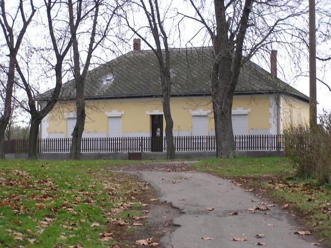 Parókia épülete a templom mellett a Szögletkertben.