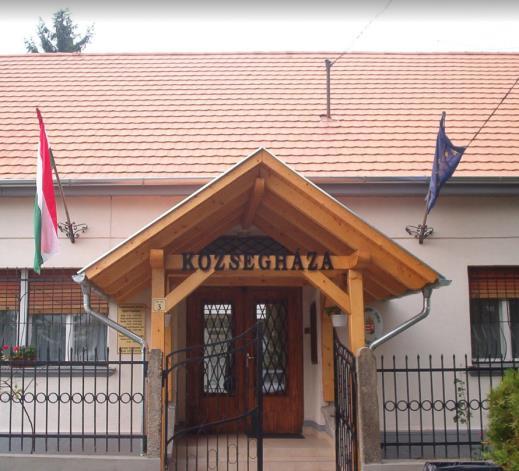 középületek.