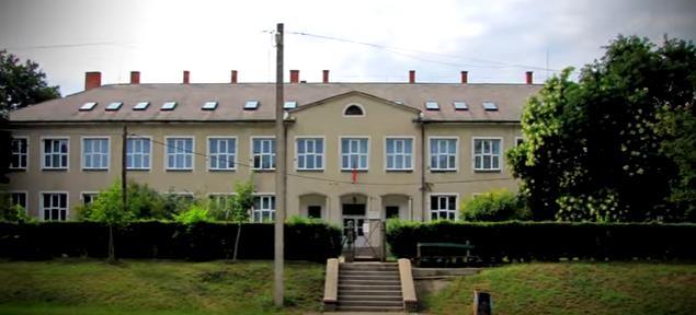 tömegű műemlék épületek mellé sorakozó iskola