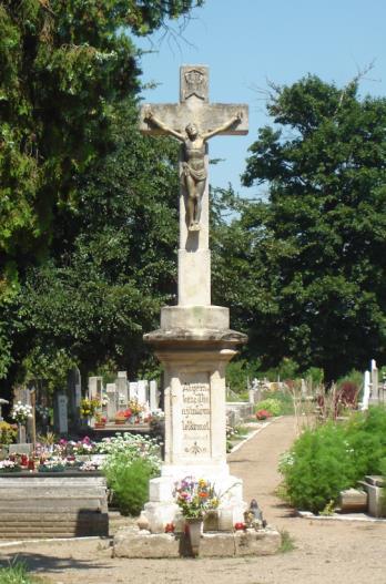 patakpartot, mezőn dűlők kezdetét diszítő kőkeresztek (a templom előtt a