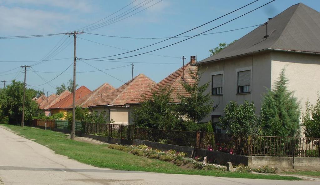Eltérő karakterű településrészek 27 ÁTALAKULÓ TELEPÜLÉSRÉSZ A folyamat több ütemben zajlott, és tart ma is szabályos hálós szerkezetű, szélesebb és kisebb mélységű