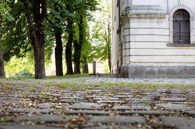 A természeti és táji környezet tiszteletben tartása, az értékek megőrzése, az esztétikai minőség, a korszerűség és funkció fontosságát szem előtt tartó szemlélet mind az épületépítés, mind a