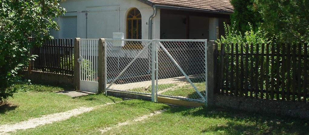 47 KERÍTÉSEK, KERTEK Elválasztják a magánterületet a közterülettől, a magánszférát a közszférától, sokfélék, egyediek, összességükben közizlést, a falu arculatát formáló