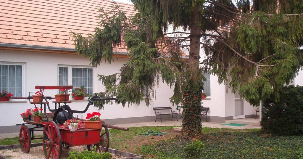 53 A Fő tér közintézmények előtti fogadóparkja az előrelátó