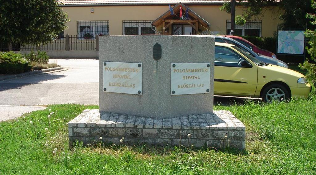 funkciónak ad helyet, tájékoztat, a várakozók parkolhatnak,