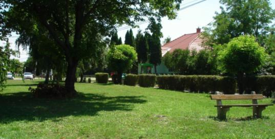 A közösséget szolgáló szerepe befolyik a a saját telkére,