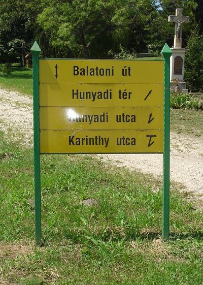 60 Eltérő karakterű településrészek 7 HIRDETÉSEK, REKLÁMTÁBLÁK Az utcaképet befolyásoló fontos elemek közé tartoznak a hírdetőtáblák,