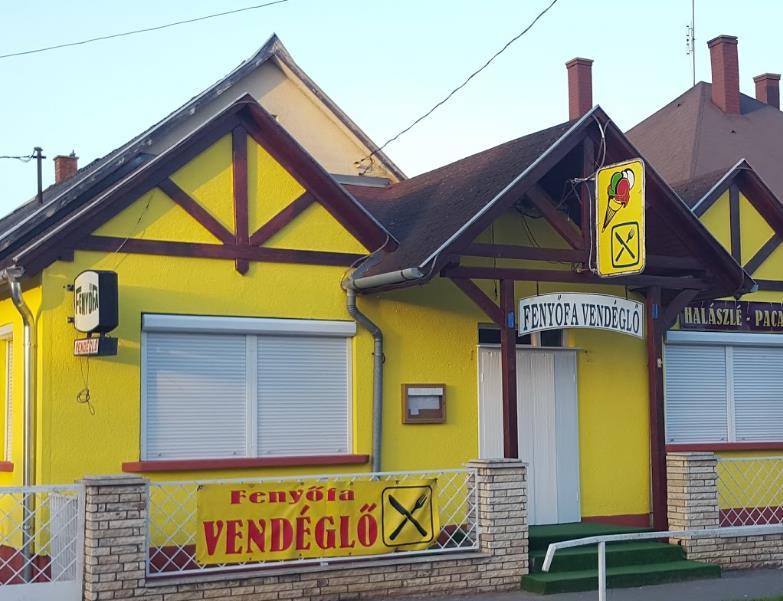A település közösséget célzó hirdetések közterületen egységes, utcabútorozás elemeként megfogalmazott, célszerűen kialakított táblákon jelennek
