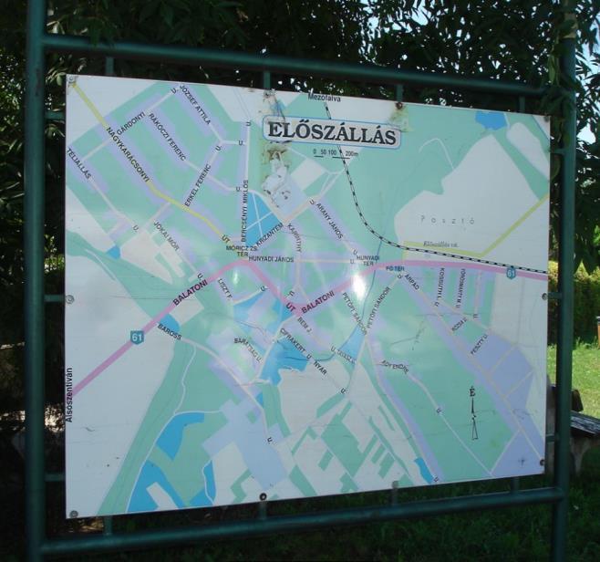 A községháza szép feliratát jó lenne más közösségi épületeken is megismételni, de javasoljuk a gazdasági létesítmények akár reklámcéllal bíró,
