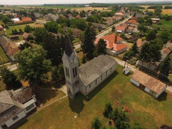 A Zicy-majorság egykori magtárát alakították át, tornyot, sekrestyét és a plébános számára lakást építettek benne.