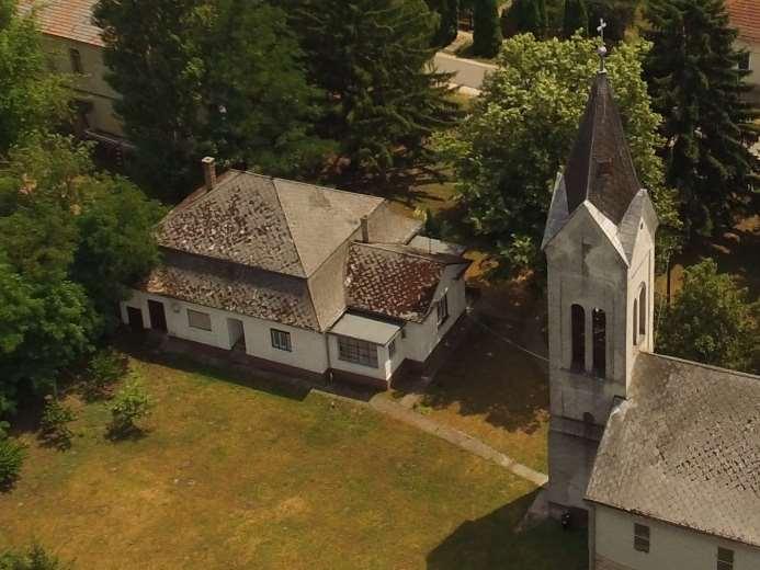 A főbejárat a templom déli oldalán van, előtte koros fákkal benőtt park terül el. a templom tömege, teljes külső megjelenése.