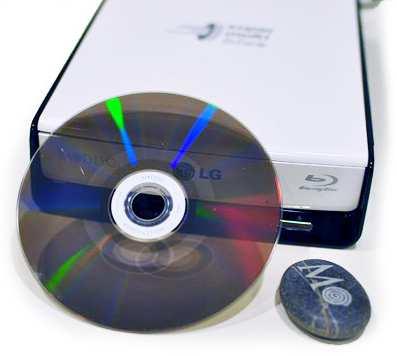 29 2. Optikai adattárolás. Bár jelentősége a terjedő SD-kártyák és chip-ek mellett gyengül (CD, DVD, BD), de a biztonságkritikus (pl.