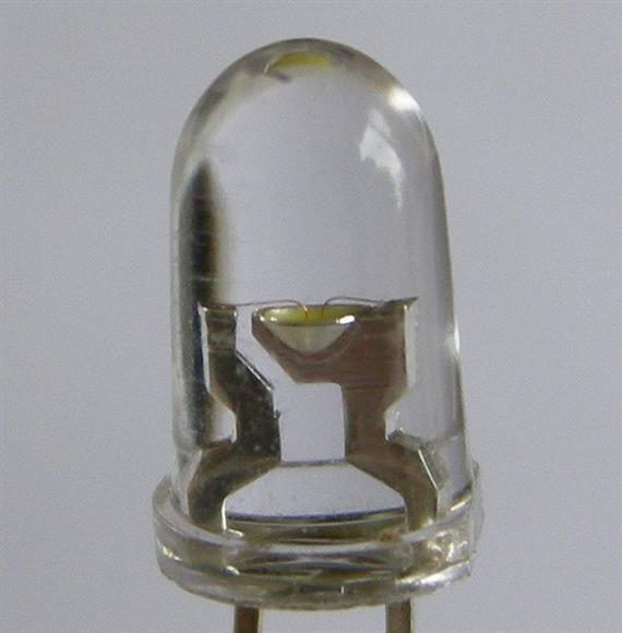 Félvezető fényforrások: LED-ek és dióda lézerek A félvezető morzsát (mm-nél kisebb méretek) egy viszonylag vaskos fém (réz) kivezetés tartja, amelynek több funkciója van: 1.