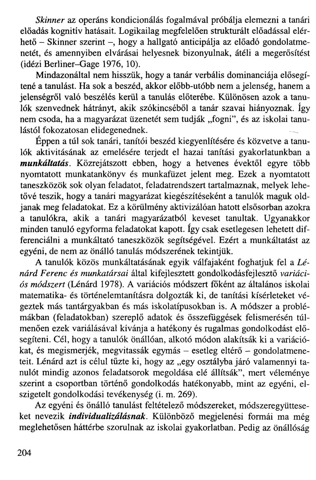 Skinner az operáns kondicionálás fogalmával próbálja elemezni a tanári előadás kognitív hatásait.