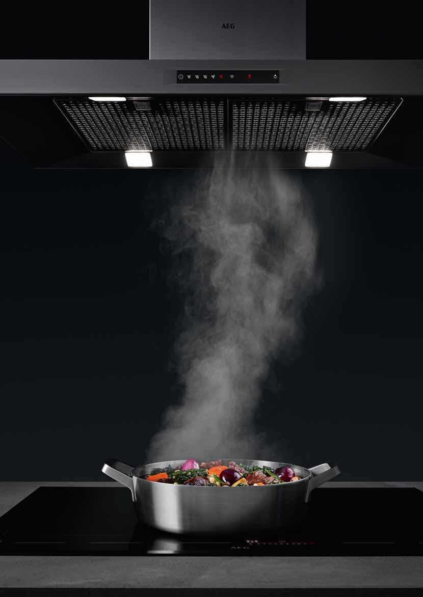 Élmény 31 FRISSEBB LEVEGŐ A KONYHÁBAN. AUTOMATIKUSAN Az AEG Hob2Hood rendszer automatikusan igazodik a főzés intenzitásához, és megtisztítja a levegőt a párától és a kellemetlen szagoktól.