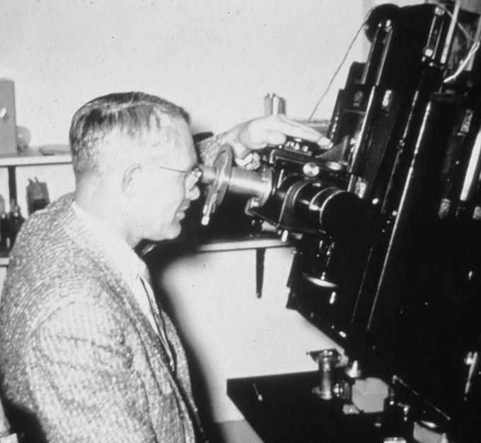 Tombaugh a blink komparátor előtt ülve nézi a felvételpárokat. (Kickstarter.