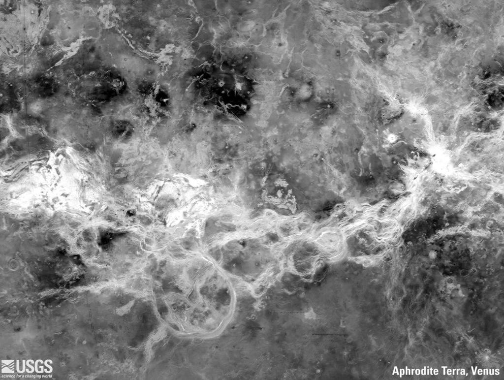 A képen több korona és törésrendszer látszik. (JPL.) A másik jellegzetes alakzatot a tesszerák alkotják, melyek a vulkanikus területek fölé emelkedő vidékek.