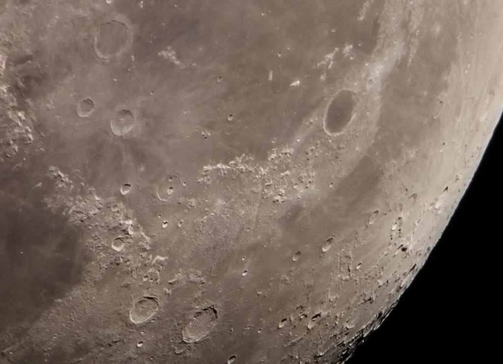 Az Alpok vonulatai láthatók Éder Iván fotóján. A Hold felszíne változatos, ezért csillagászati megfigyelés szempontjából hálás téma.