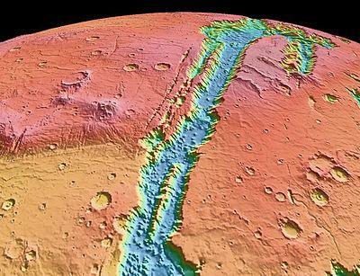 A kanyonrendszer térbeli képe, mely az éveken át a bolygó körül keringő Mars Global Surveyor lézeres mérései alapján készült. (NASA.) A kialakulására nincs egyértelmű magyarázat.