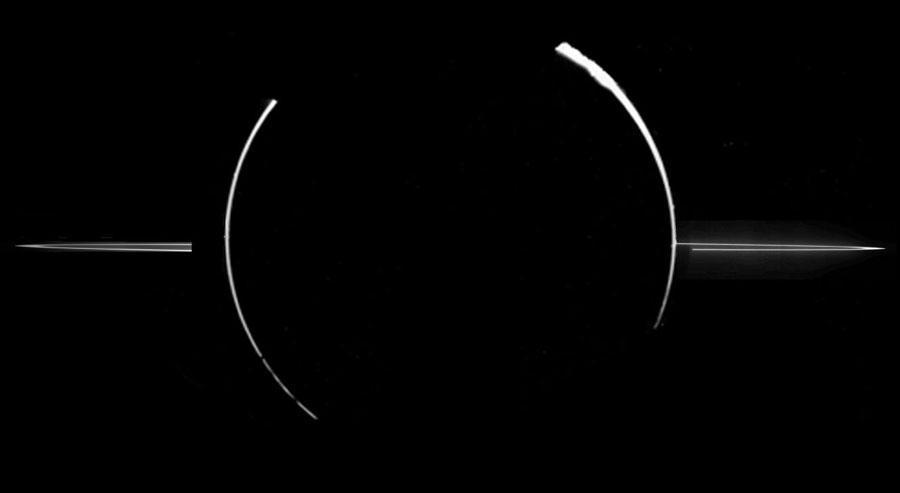 A Jupiter gyűrűrendszere. A Voyager-1 fedezte fel 1979-ben. (NASA) A gyűrűrendszer több részből áll. Az egyes gyűrűk között anyagmentes területek látszanak.
