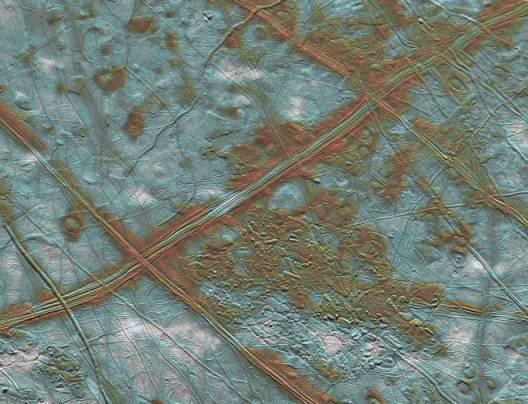Rianások és jégtáblák sokasága. (NASA/JPL.) Az Ióról készített képeken sok friss lávató látszott. Felfedezte, hogy kőzetvulkánok is működnek a felszínén.